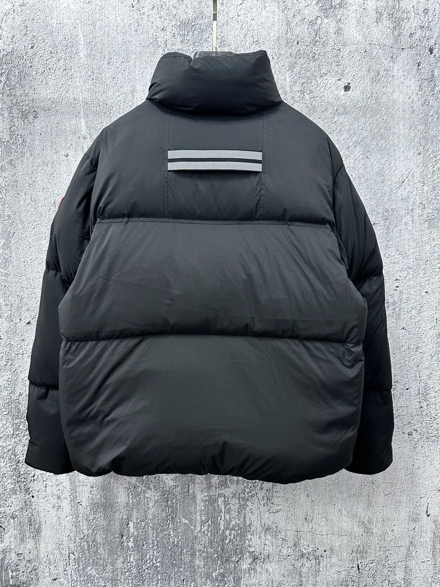 【Canada gooes】Large Goose Sleeve Stand Collar Down Jacket The Lawrence Down Jacket provides essential protection for everyday adventures. Delicately soft fabric, this is a water-repellent fabric that is soft to the touch yet durable. Filled with extremely fluffy white duck down. This piece has a quilted body and structured down. Padded collar and reflective double-stripe grip tape. Extended hem and tucked-in inner rib-knit cuffs. Size:XS-2XL